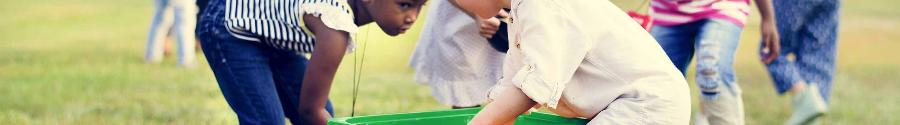 Spelende kinderen tijdens de speelpleinwerking in de zomervakantie