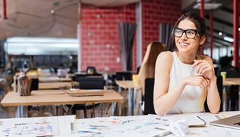 Entrepreneuse travaillant sur sa stratégie de réseaux sociaux