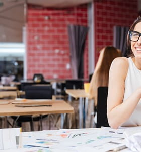 Entrepreneuse travaillant sur sa stratégie de réseaux sociaux