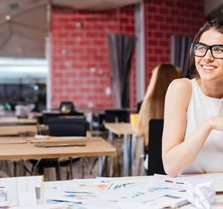 Entrepreneuse travaillant sur sa stratégie de réseaux sociaux