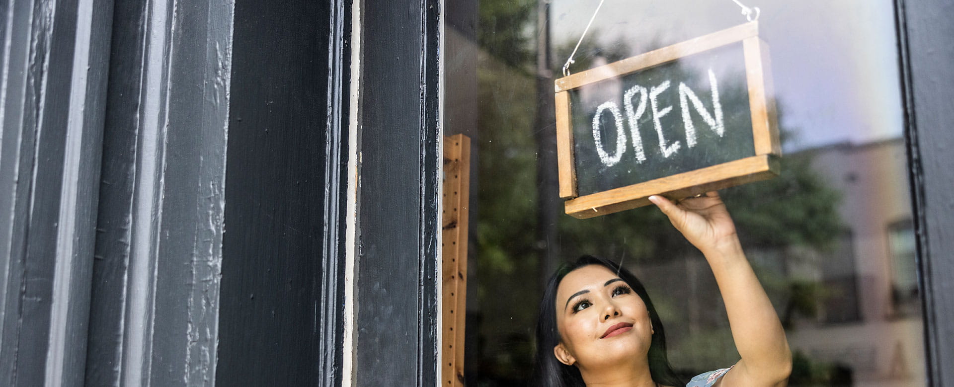 Femme ouvrant son entreprise, sereine car elle sait qu’elle a une bonne assurance incendie entreprise