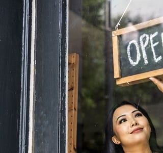 Vrouw opent haar onderneming met een gerust gemoed omdat ze een goede brandverzekering heeft