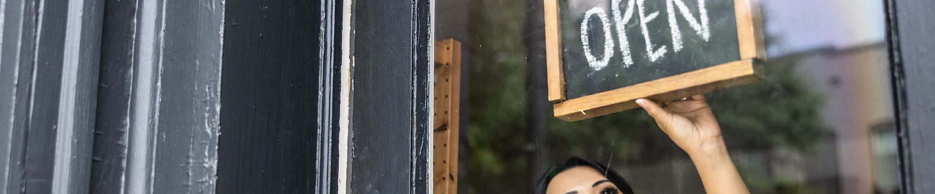 Femme ouvrant son entreprise, sereine car elle sait qu’elle a une bonne assurance incendie entreprise