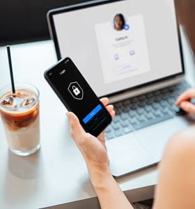 Vrouw logt op een veilige manier in op haar laptop.