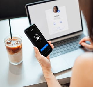 Vrouw logt op een veilige manier in op haar laptop.