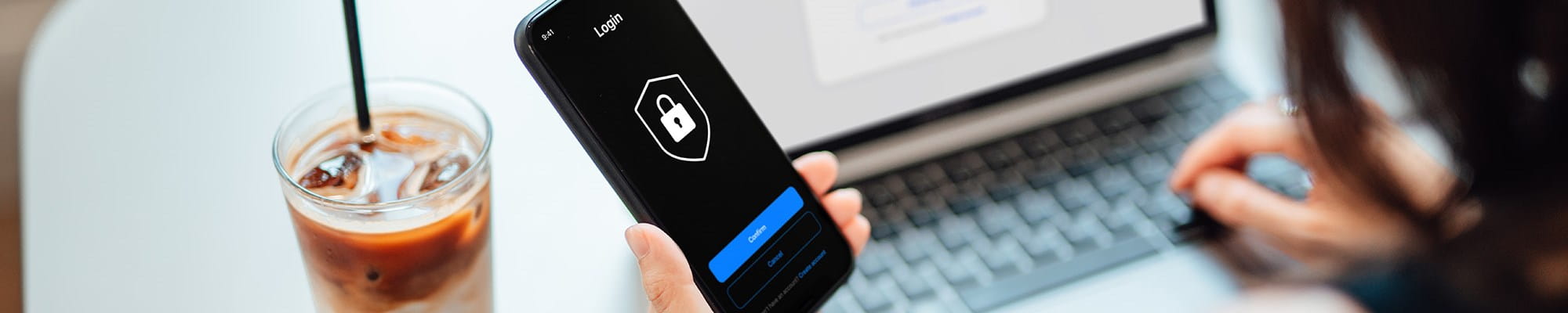 Vrouw logt op een veilige manier in op haar laptop.