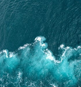 De oceaan speelt een grote rol in het milieu door het genereren van zuurstof.