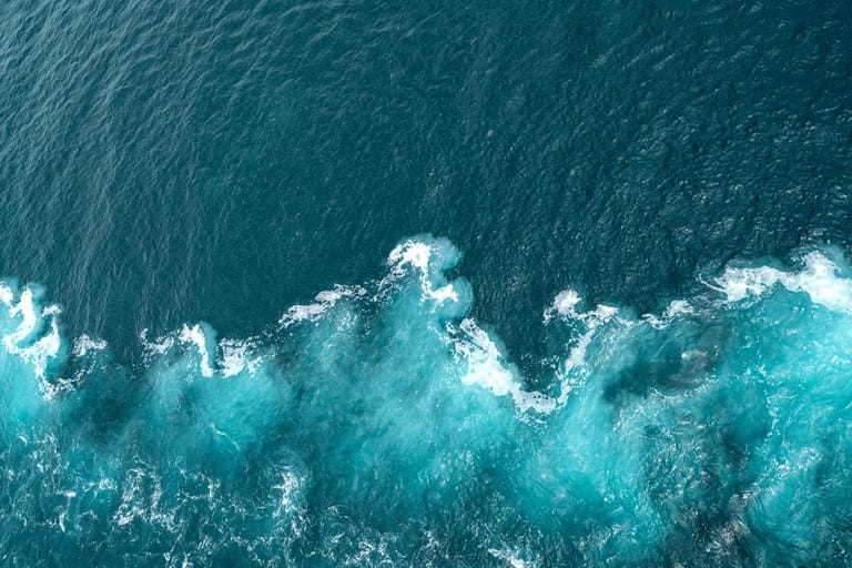 De oceaan speelt een grote rol in het milieu door het genereren van zuurstof.