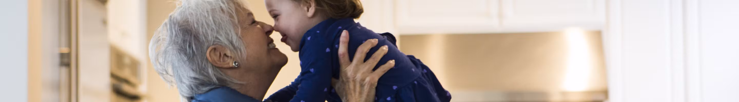 Een oudere vrouw speelt met haar kleindochter, die dankzij generation skipping kan profiteren van lagere successierechten.