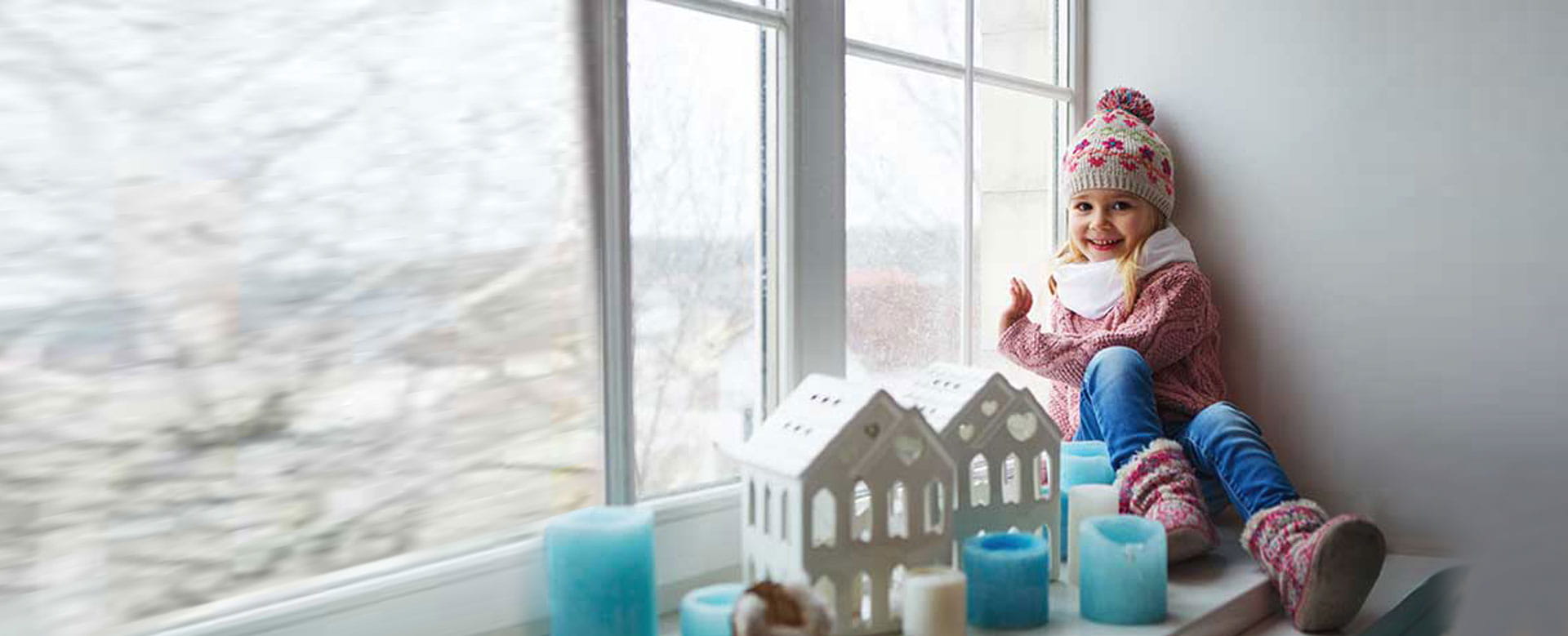 Kind met een muts in een huis dat beter geïsoleerd moet worden