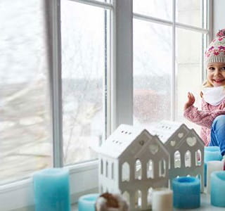 Enfant avec un bonnet qui a froid dans sa maison mal isolée