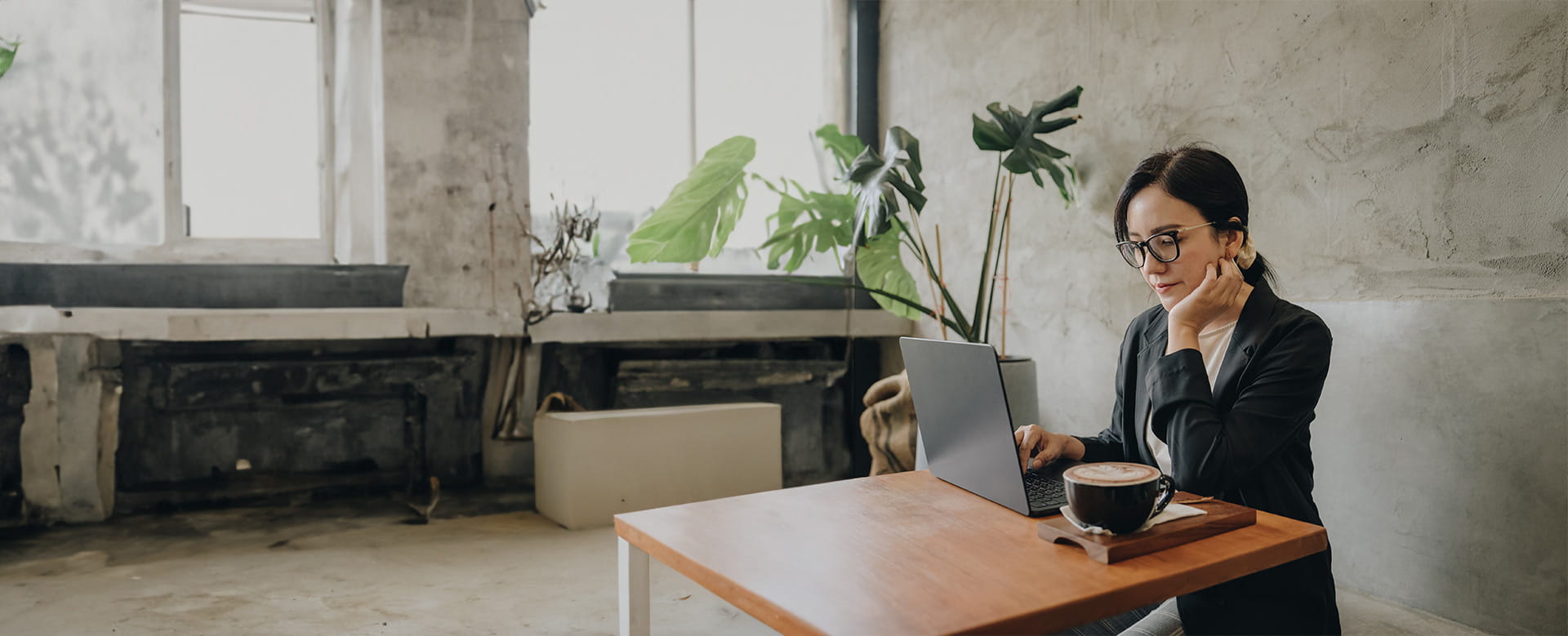 Een zelfstandige onderneemster bekijkt de fiscale voordelen van het VAPZ op haar laptop
