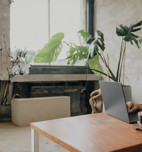 Een zelfstandige onderneemster bekijkt de fiscale voordelen van het VAPZ op haar laptop