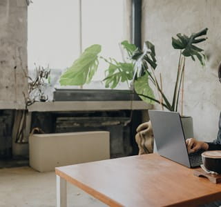 Een zelfstandige onderneemster bekijkt de fiscale voordelen van het VAPZ op haar laptop