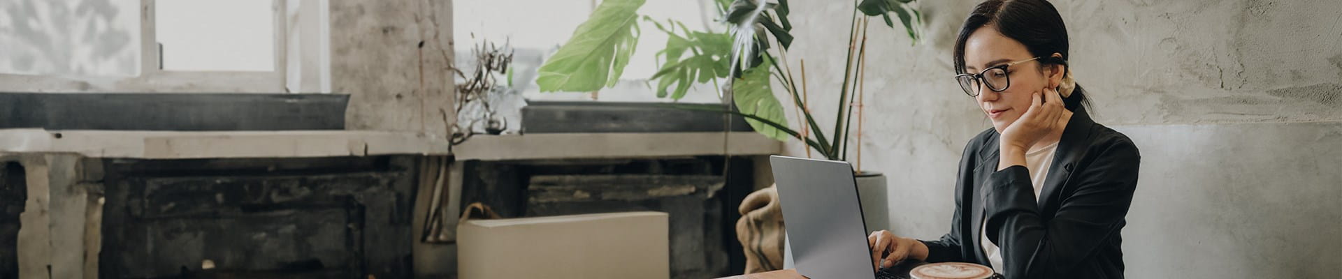 Een zelfstandige onderneemster bekijkt de fiscale voordelen van het VAPZ op haar laptop