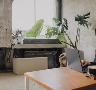 Indépendante se renseignant sur la pension libre complémentaire pour indépendants