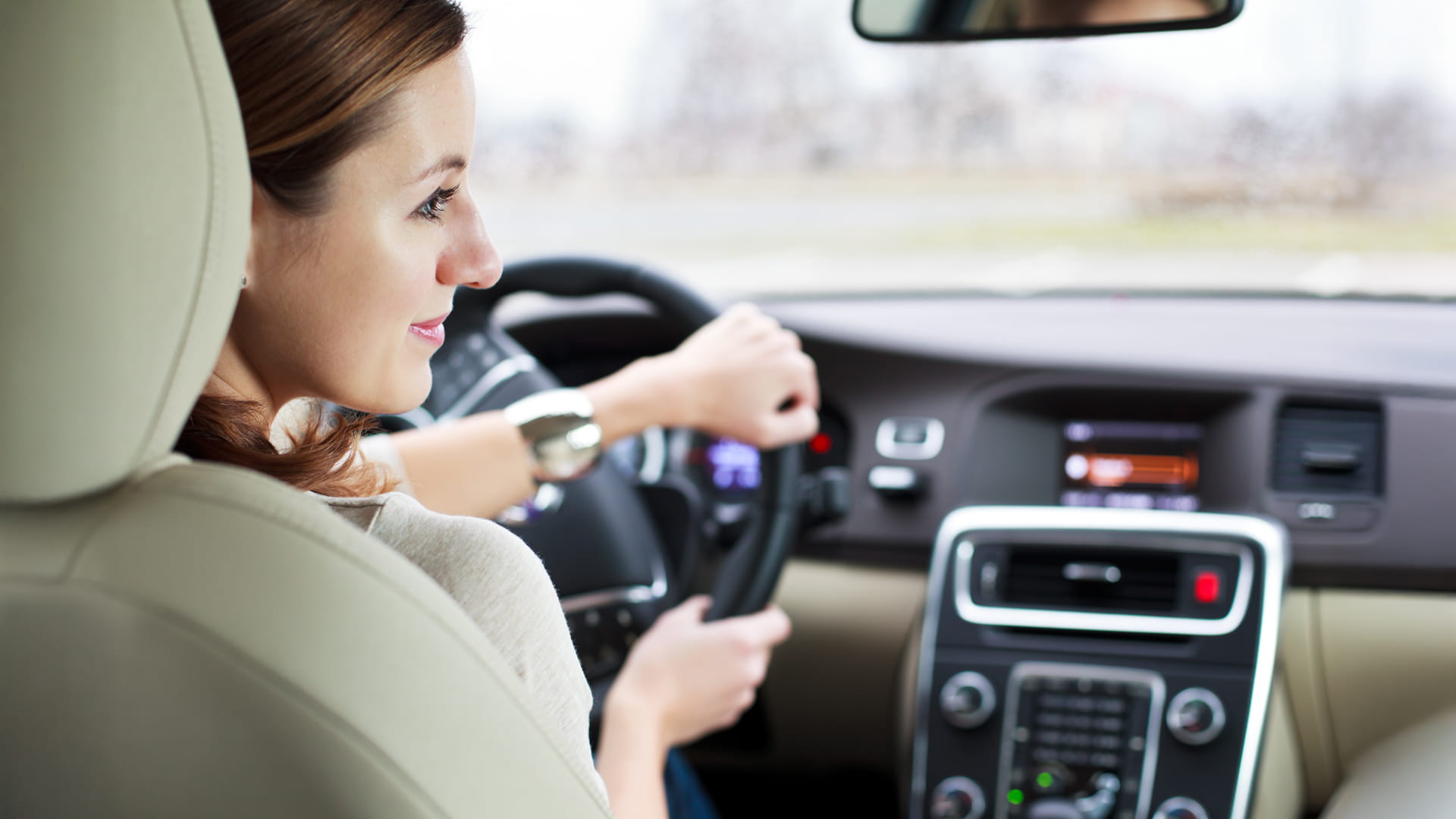 Vrouw met goede rijstijl bespaart brandstof.