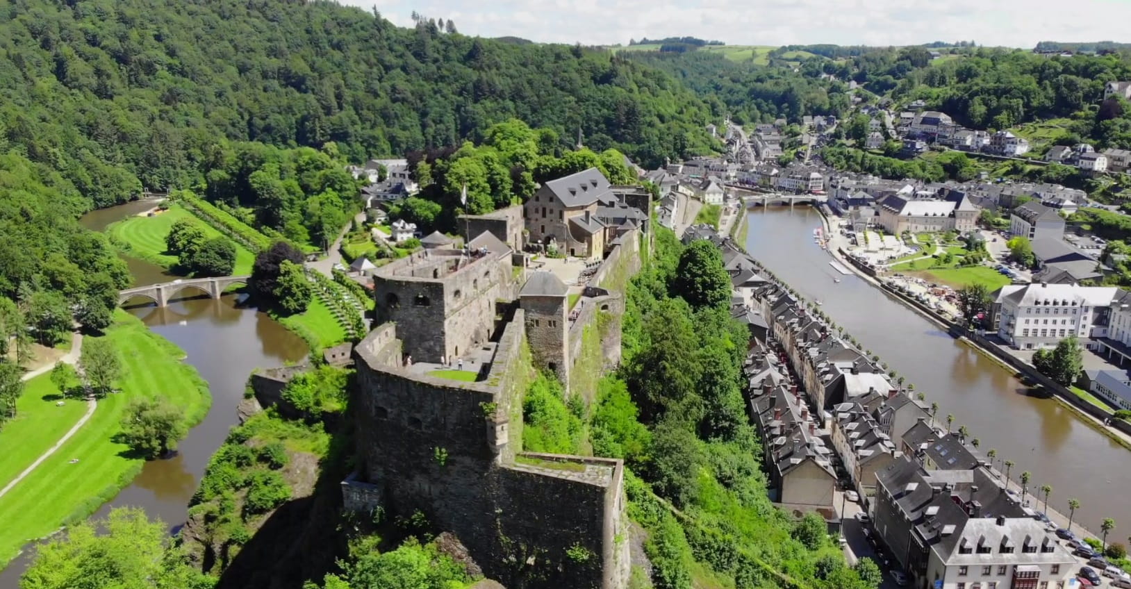 Vue du château de Bouillon en été
