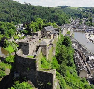 Vue du château de Bouillon en été