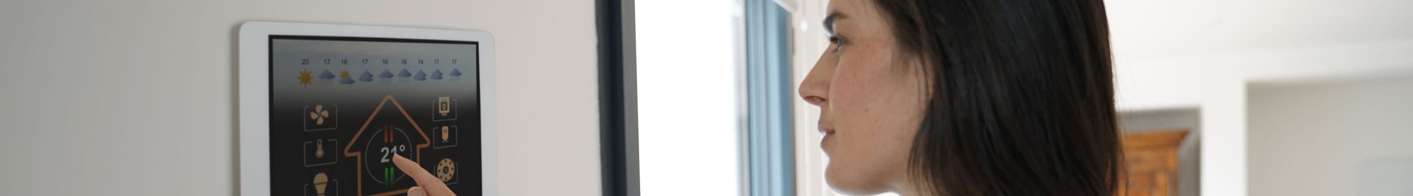 Een vrouw maakt gebruik van een nieuwe technologie voor haar energiezuinige woning.