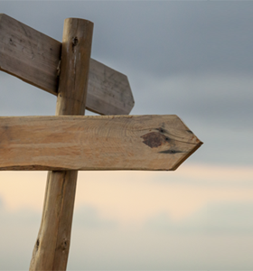 Pijlen die de weg wijzen in het complexe landschap van de overheidsopdrachten voor verzekeringen.