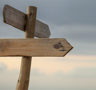 Pijlen die de weg wijzen in het complexe landschap van de overheidsopdrachten voor verzekeringen.
