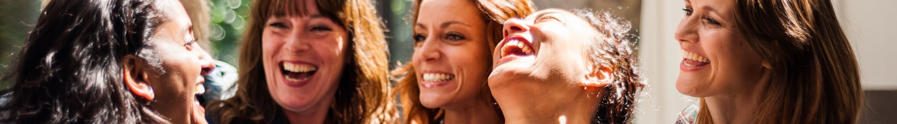 Enkele vrouwen beleven samen plezier zonder zich te laten ontmoedigen door geweld tegen vrouwen en aanhoudende economische ongelijkheid.