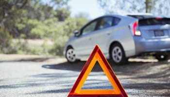 Triangle de signalisation devant un accident de voiture