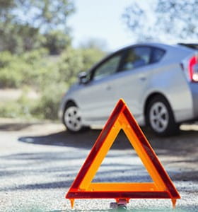 Triangle de signalisation devant un accident de voiture