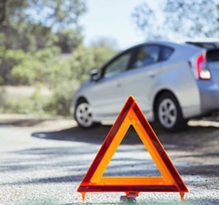 Triangle de signalisation devant un accident de voiture