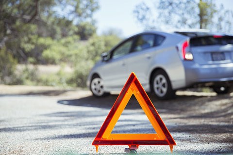 Triangle de signalisation devant un accident de voiture