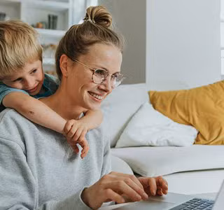 Une mère qui se renseigne sur les accidents survenus lors des heures de travail, pendant que son fils joue à côté d’elle.
