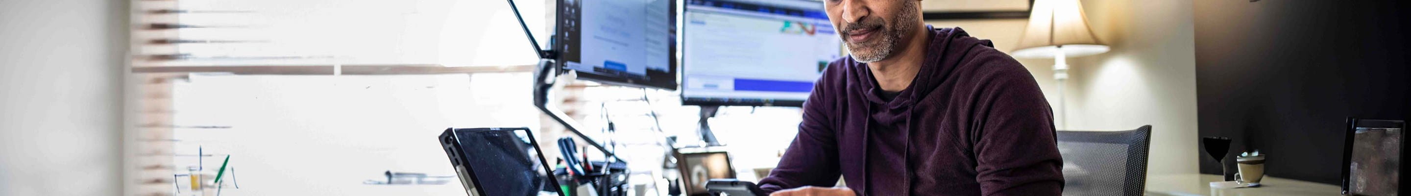 Man gebruikt artificiële intelligentie op zijn laptop en op zijn gsm.