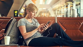 Une femme doit attendre à l'aéroport car son vol a été annulé.