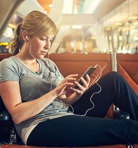 Une femme doit attendre à l'aéroport car son vol a été annulé.