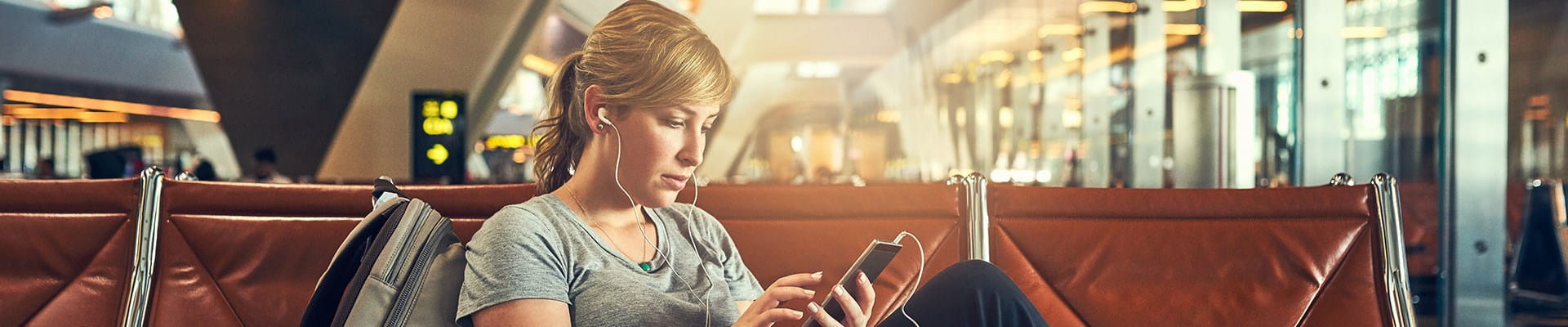 Une femme doit attendre à l'aéroport car son vol a été annulé.