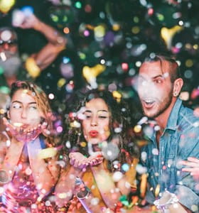 De collega's genieten onbezorgd van hun personeelsfeest. Samen hebben ze heel wat plezier tijdens een kerstfeest of een nieuwjaarsreceptie.