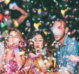 De collega's genieten onbezorgd van hun personeelsfeest. Samen hebben ze heel wat plezier tijdens een kerstfeest of een nieuwjaarsreceptie.