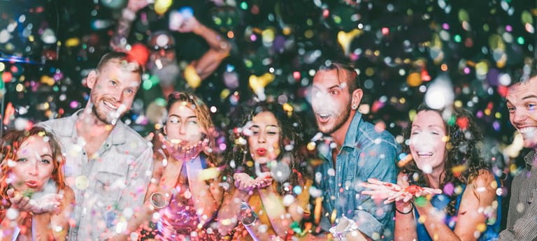 De collega's genieten onbezorgd van hun personeelsfeest. Samen hebben ze heel wat plezier tijdens een kerstfeest of een nieuwjaarsreceptie.