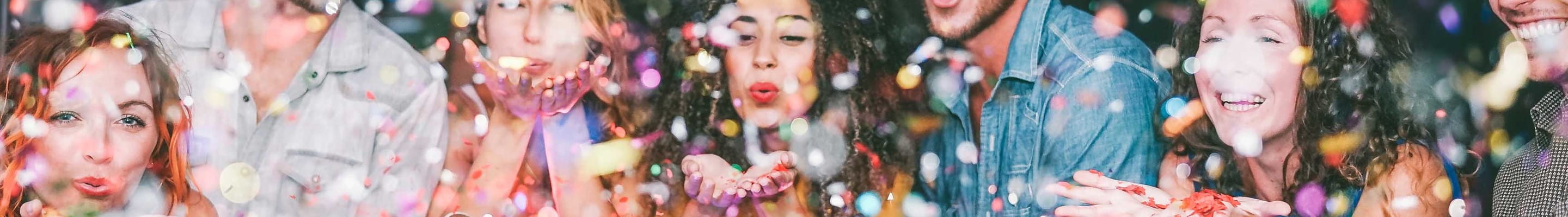 De collega's genieten onbezorgd van hun personeelsfeest. Samen hebben ze heel wat plezier tijdens een kerstfeest of een nieuwjaarsreceptie.