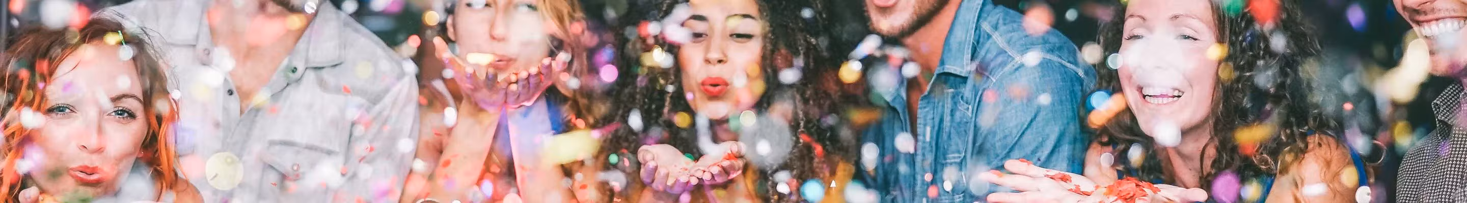 Les collègues profitent de leur fête du personnel. Ils font la fête ensemble lors d'une fête de Noël ou d'une réception du Nouvel An.
