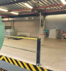 Un travailleur installe des nichoirs parfumés au citron contre les déchets