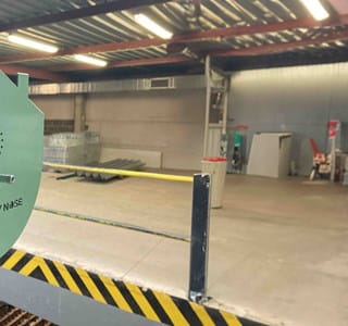 Un travailleur installe des nichoirs parfumés au citron contre les déchets