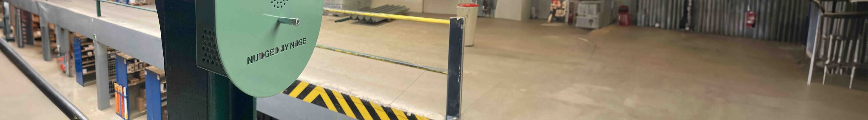 Un travailleur installe des nichoirs parfumés au citron contre les déchets