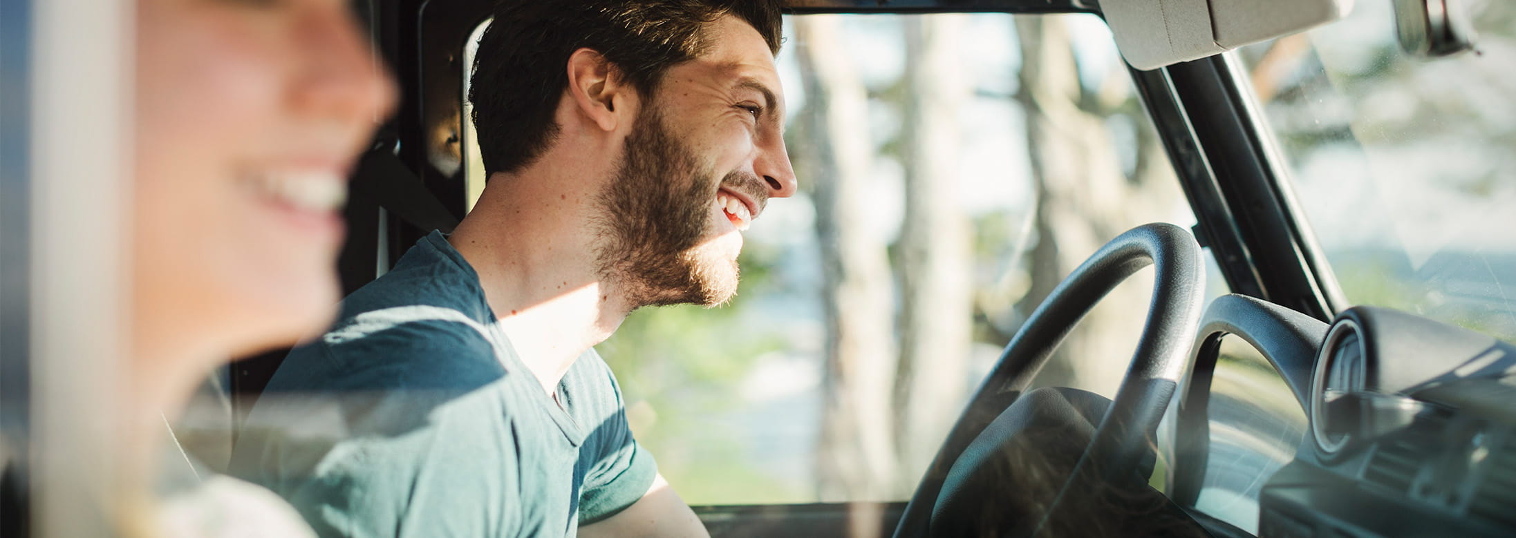 Conducteur de voiture heureux