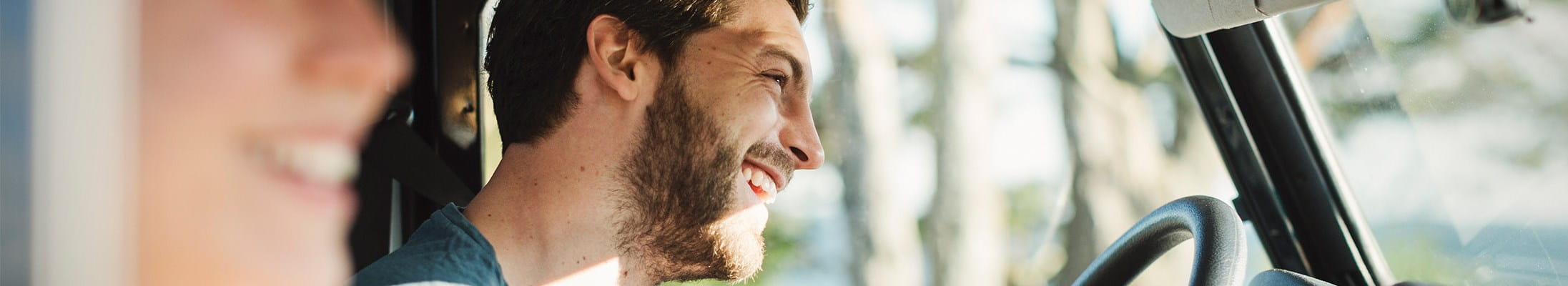 Conducteur de voiture heureux