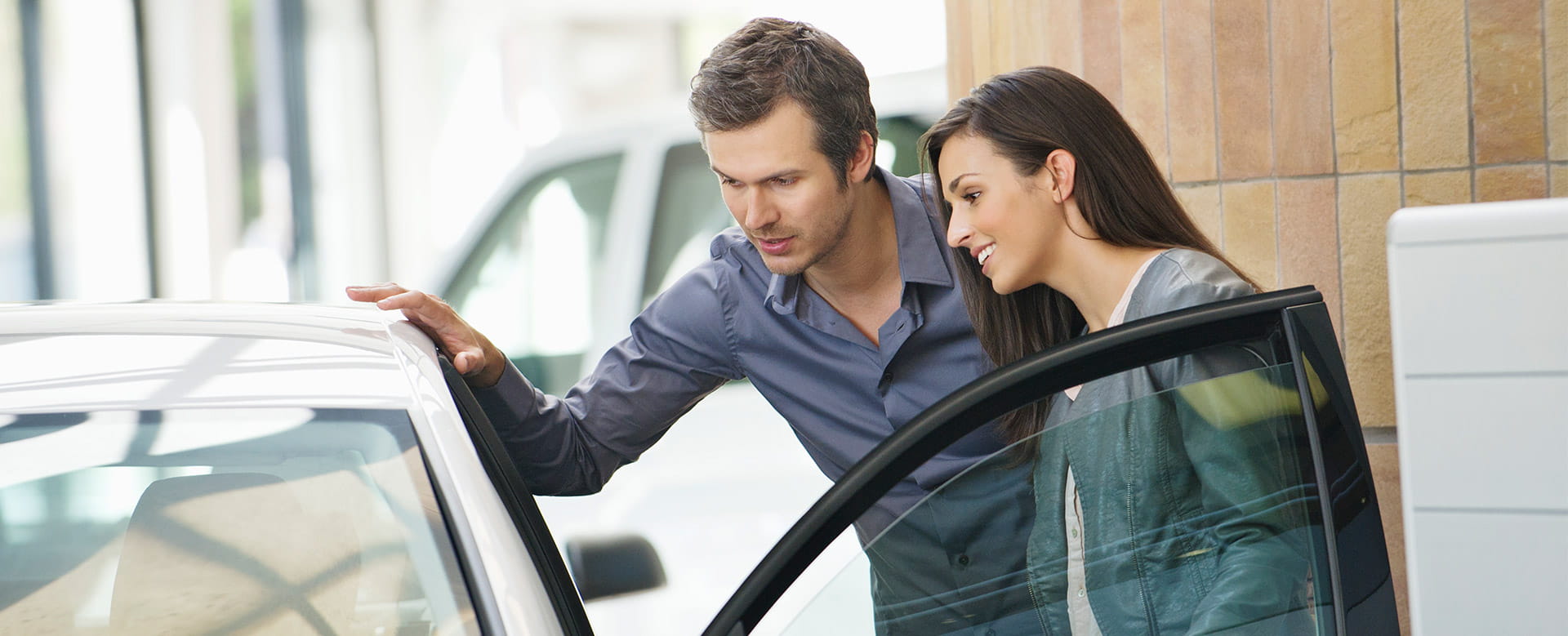 Man en vrouw gaan op zoek naar een nieuwe of tweedehandsautowagen.