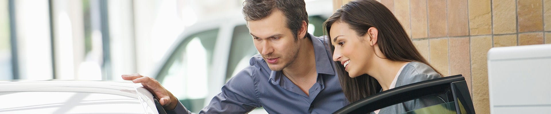 Man en vrouw gaan op zoek naar een nieuwe of tweedehandsautowagen.