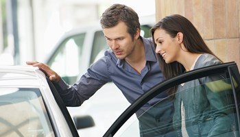 Couple réfléchissant à la meilleure assurance pour leur voiture d’occasion