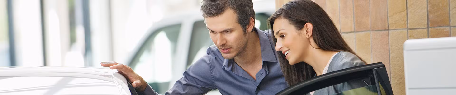 Man en vrouw gaan op zoek naar een nieuwe of tweedehandsautowagen.